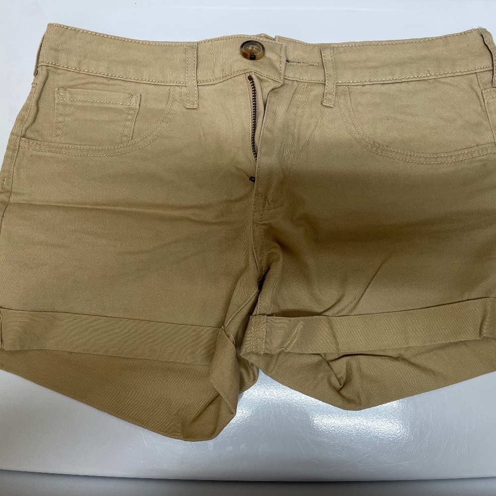 NWOT ANDREA JOVINE KHAKI SHORTS
